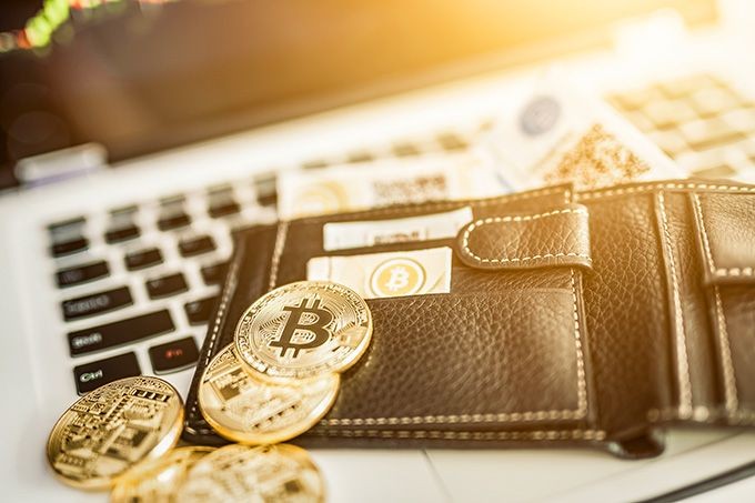 Bitcoin Wallet Terbaik: Laptop dengan Bitcoin di Atasnya.