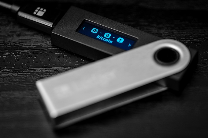 Аппаратный кошелек: Ledger Nano S, подключённый к компьютеру.