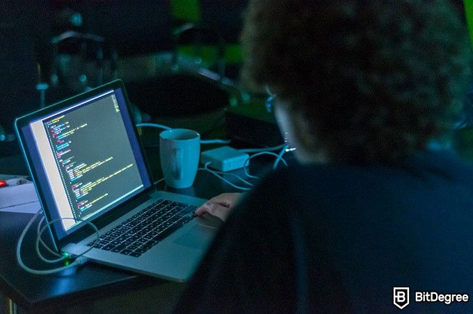 Exchanges Descentralizados: Un hacker ingresando código en una laptop.