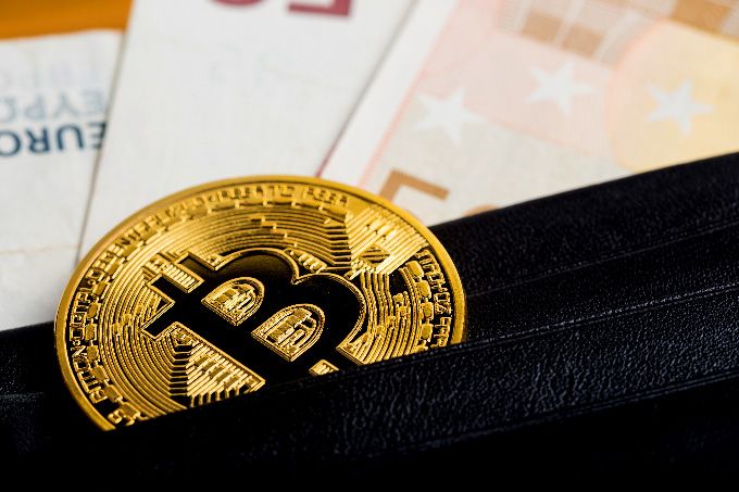 Mejor Wallet Criptomonedas: Un Bitcoin en una billetera de cuero.