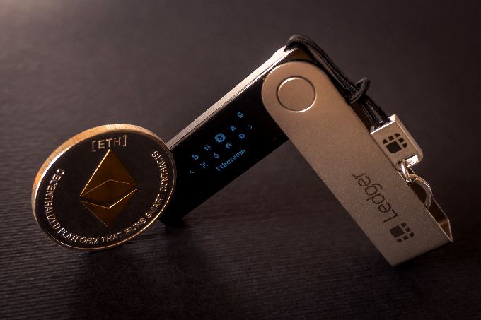 Криптовалютный кошелек: Ledger Nano X.
