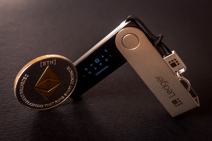 Desktop Wallet Terbaik: Ledger Nano X.