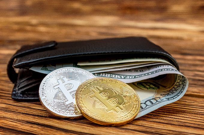 Криптовалютный кошелек: кошелек с деньгами и криптовалютами.