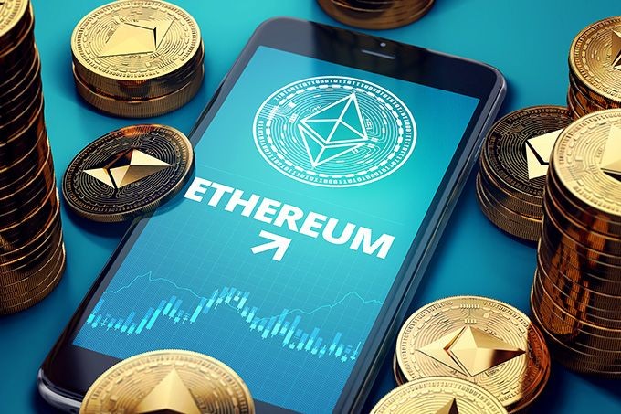 Wallet Ethereum Terbaik: Sebuah Ponsel dengan Koin Ether di Sekelilingnya.