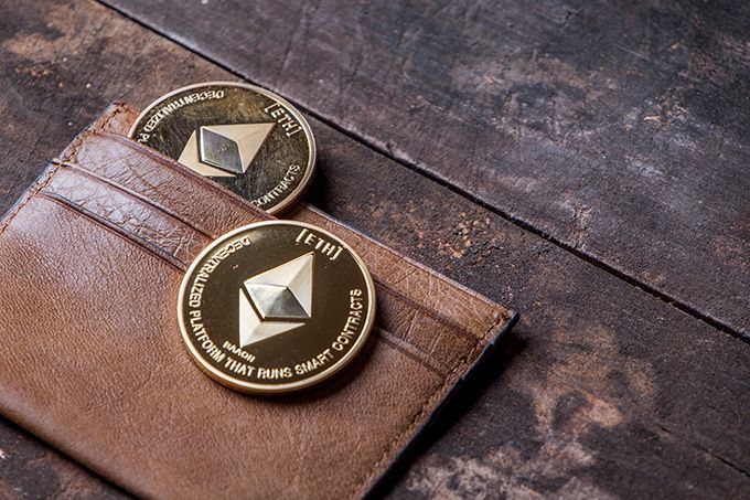 Melhor Carteira de Ethereum: moedas ETH em cima de uma carteira tradicional.