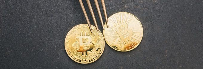 Bitcoin và Bitcoin Cash: Hai đồng Bitcoin và một chiếc dĩa.