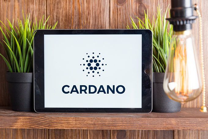 Cardano майнинг: логотип Кардано на планшете.