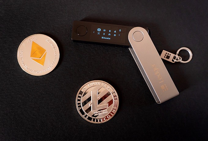 Review dompet Cex: Ledger Nano X dan beberapa cryptocurrency fisik.