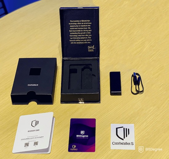 Ulasan CoolWallet S: Membongkar Isi Box CoolWallet S.