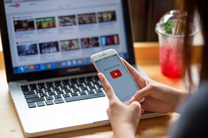 Các ứng dụng phi tập trung: một người phụ nữ cuộn qua YouTube.