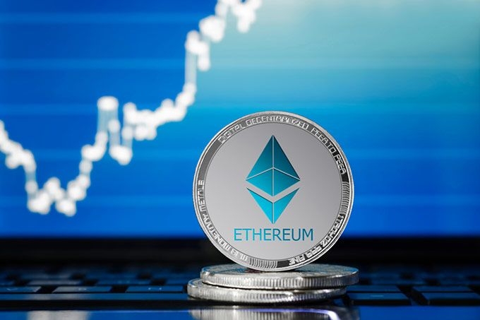 Dự báo giá Ethereum 2023: Đồng Ethereum trên laptop.