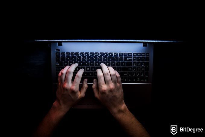 比特币是如何工作的：黑客在笔记本电脑上工作。