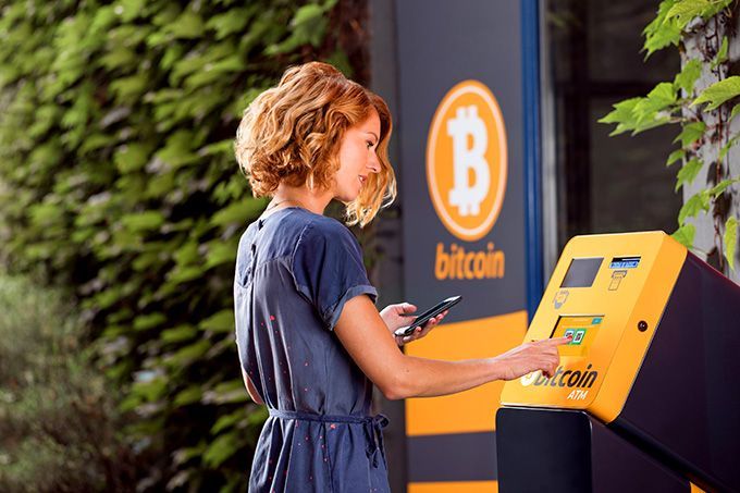 如何购买加密货币：一个比特币ATM上的女孩。