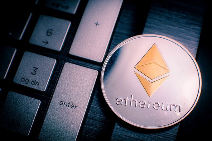 Cách mua Ethereum: Đồng ETH gần bàn phím.