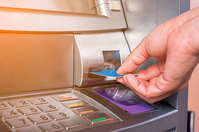 如何投资比特币：一台ATM机和一张信用卡已插入其中。