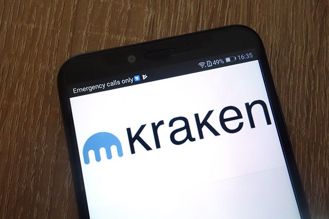Đánh giá ví Kraken: Logo Kraken trên điện thoại.