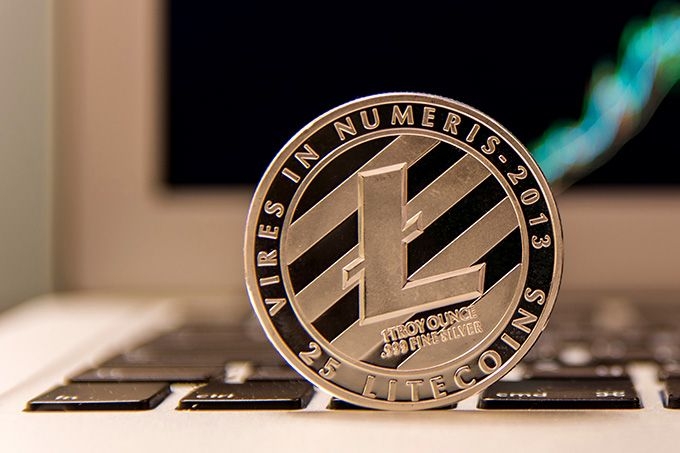 Previsão de preço de Litecoin: uma Litecoin no teclado de um laptop.