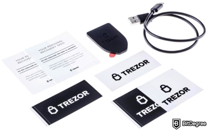 Đánh giá Trezor Model T: bên trong hộp của Trezor Model T.