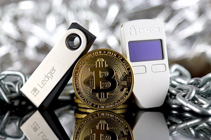 Trezor VS Ledger: a comparison of the two crypto wallets.