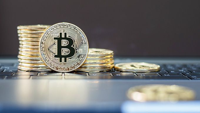 Các loại tiền ảo: một chồng Bitcoin, với một đồng ở phía trước.