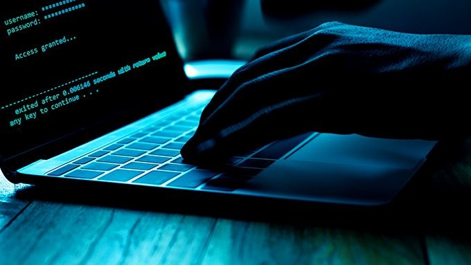 O Que São Contratos Inteligentes: hacker hackeando um computador.