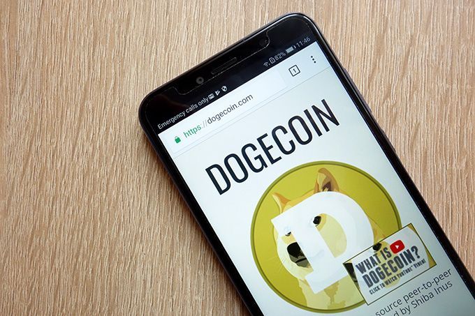Apa itu Dogecoin: Website Dogecoin Pada Layar Ponsel.