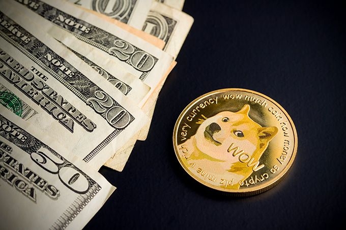 Qué es Dogecoin: Billetes de dólare y moneda Dogecoin.