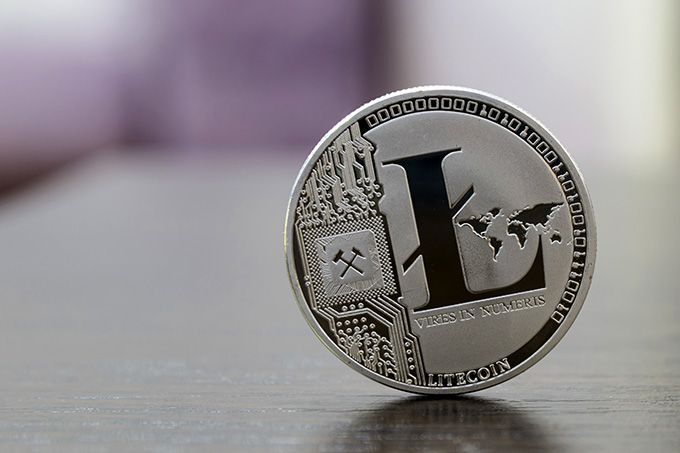 Qué es Litecoin: Moneda Litecoin sobre la mesa.