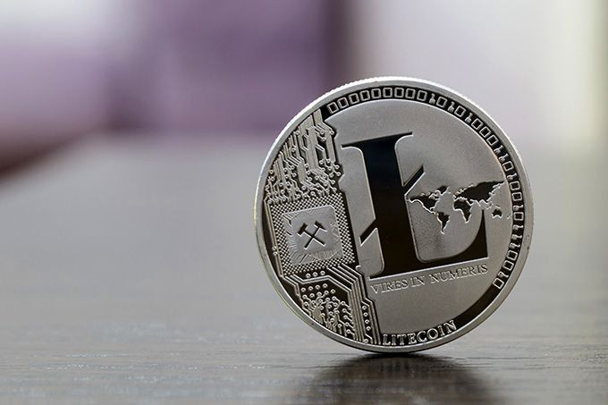 Apa Itu Litecoin: Litecoin di atas meja.