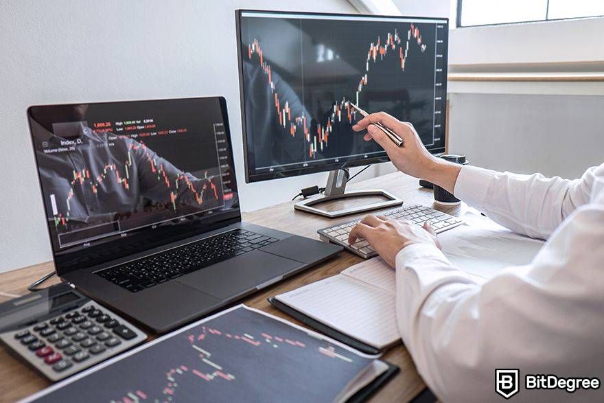 How to withdraw buying power from Robinhood: trader with pen on laptop.
