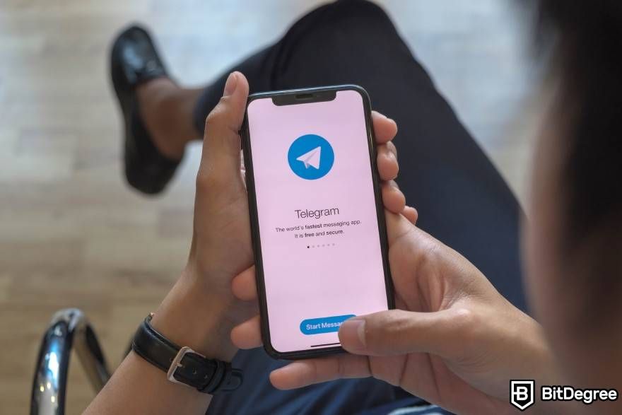 melhores sinais de negociação de cripto: celular com  telegram