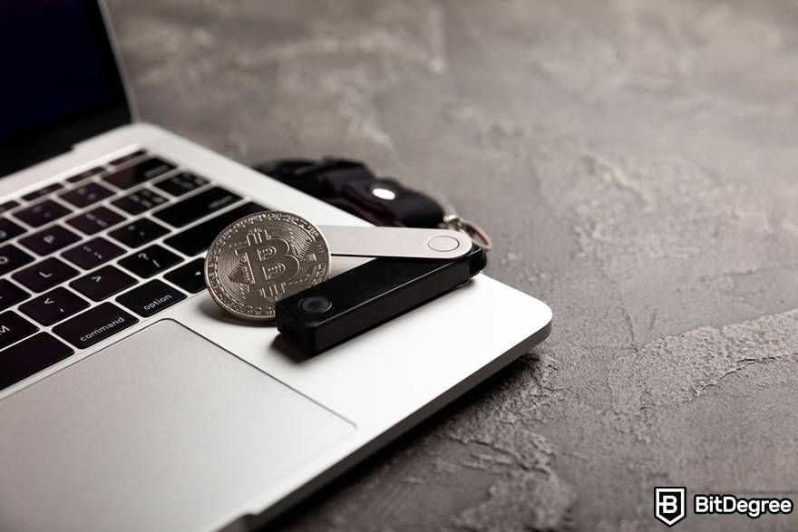 Dompet Dogecoin Terbaik: perangkat cryptocurrency perangkat keras pada keyboard (Ledger Nano S).