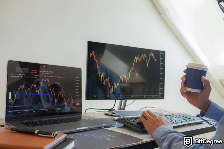 Strategi trading crypto terbaik: Melakukan trading sambil minum kopi.