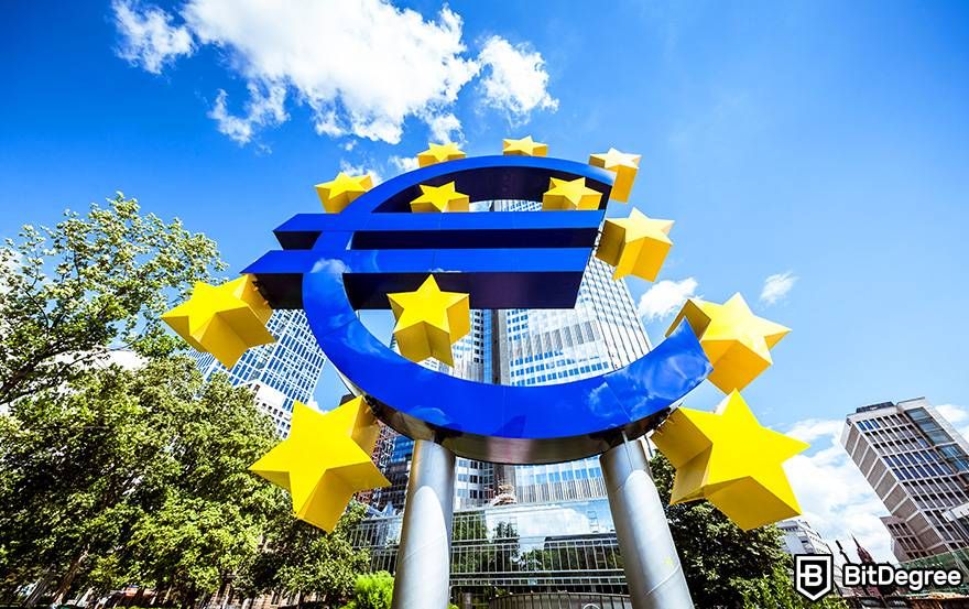 Tiền pháp định trong tiền điện tử là gì: một bức tượng có logo đồng euro bên ngoài trụ sở Ngân hàng Trung ương Châu Âu.