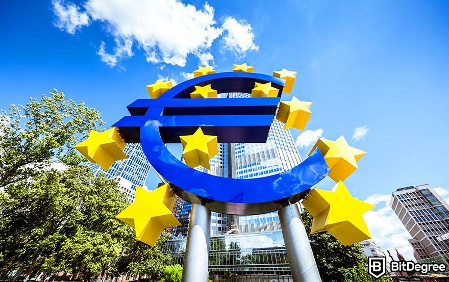 O que é moeda fiduciária em cripto: uma estátua do logotipo do euro fora da sede do Banco Central Europeu.