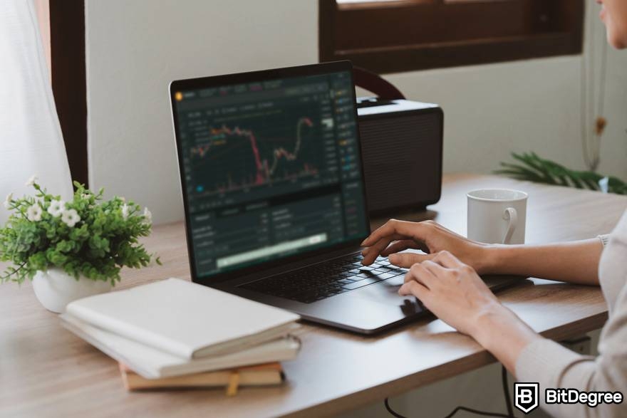 What is leverage trading crypto: a woman is trading on her laptop.