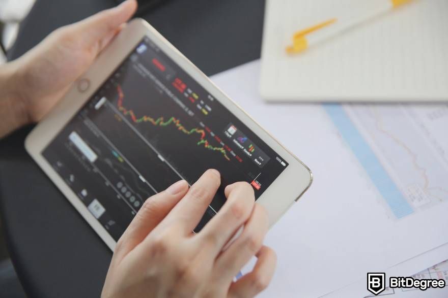 Apa itu wash trading: Grafik keuangan pada tablet.