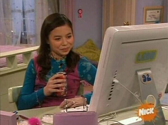 Picture of Miranda Cosgrove using the computer