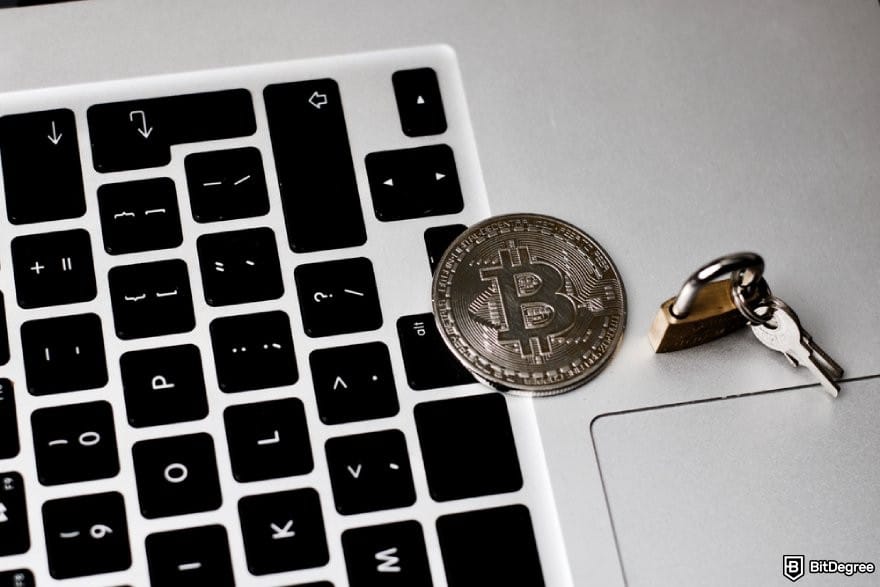 Ví Bitcoin tốt nhất: Một đồng BTC và một ổ khóa trên bàn phím laptop.