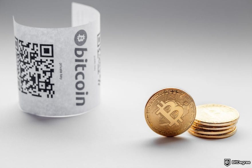 Ví Bitcoin tốt nhất: Một chồng đồng BTC và một ví giấy BTC.