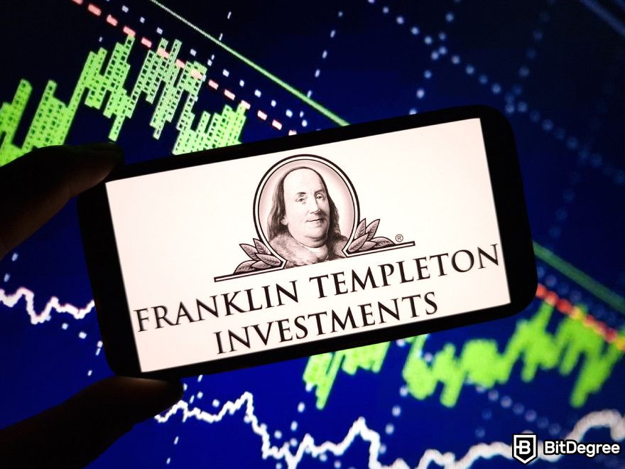 ETF crypto tốt nhất: Logo Franklin Templeton hiển thị trên điện thoại di động.