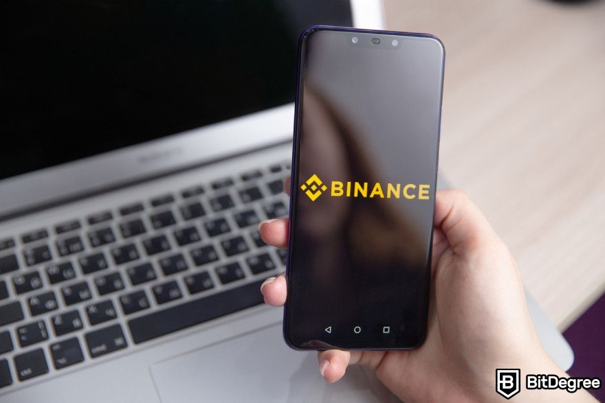 Best crypto leverage trading platform: a person using Binance on a smartphone.