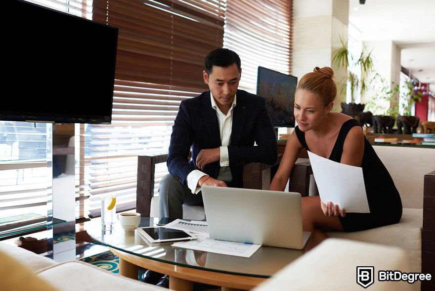 Blockchain in banking: two people looking at a laptop.