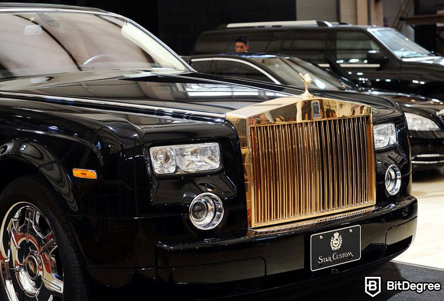 Blockchain em seguros: uma fila de carros de luxo Rolls-Royce estacionados em um showroom.