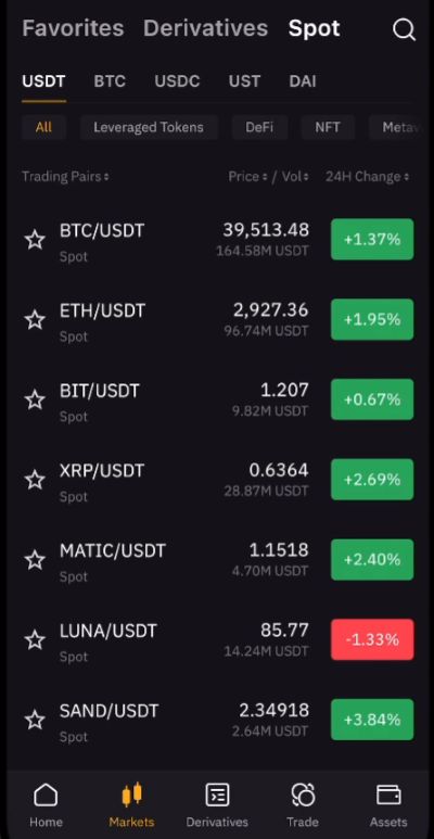 Aplicación Bybit: pestaña "Mercados" y los pares de criptomonedas disponibles.