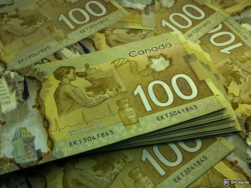 フィリピンへの送金に最も安い方法:積み重ねられたカナダ100ドル紙幣 フィリピンへの送金に最も安い方法:積み重ねられたカナダ100ドル紙幣