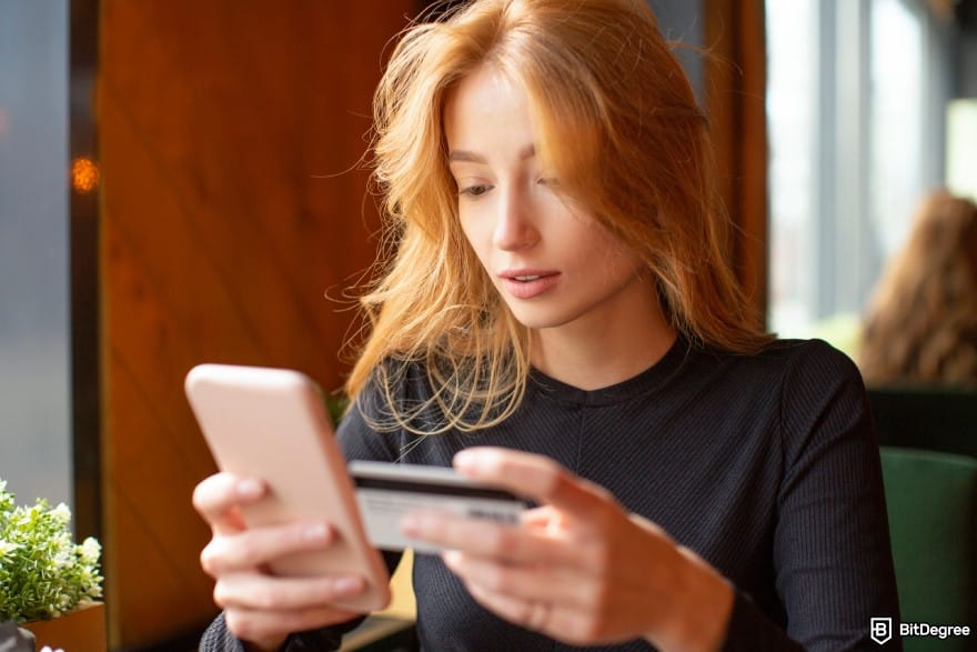 フィリピンへの送金に最も安い方法:携帯電話でカード決済を行う人物 フィリピンへの送金に最も安い方法:携帯電話でカード決済を行う人物