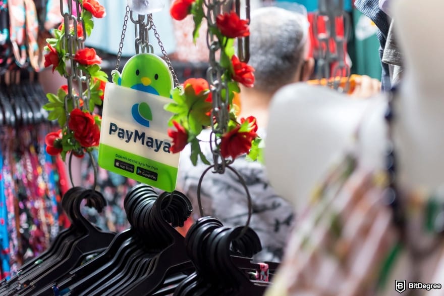 フィリピンへの送金に最も安い方法:市場の小さなブティックに掛かるPayMayaサイン フィリピンへの送金に最も安い方法:市場の小さなブティックに掛かるPayMayaサイン