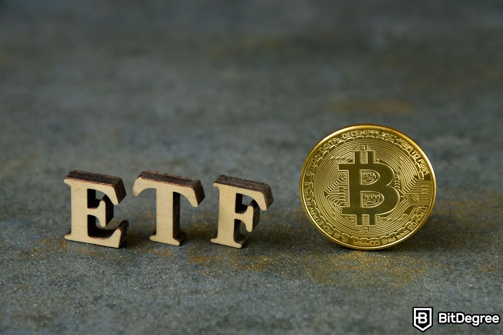 Crypto ETF là gì: Đồng tiền Bitcoin có chữ ETF trên nền đá.