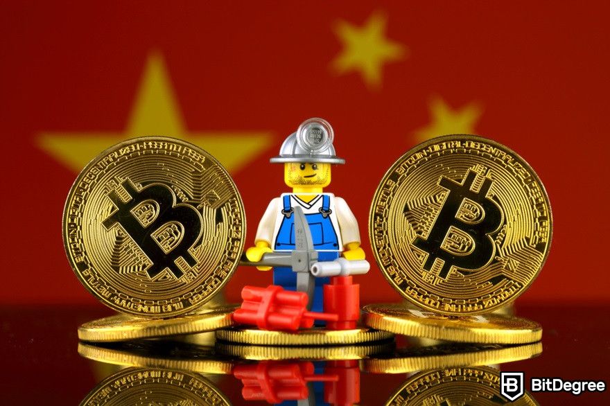 Lịch sử tiền điện tử: một hình lego đại diện cho một bitcoin và một người thợ đào với lá cờ Trung Quốc đằng sau.